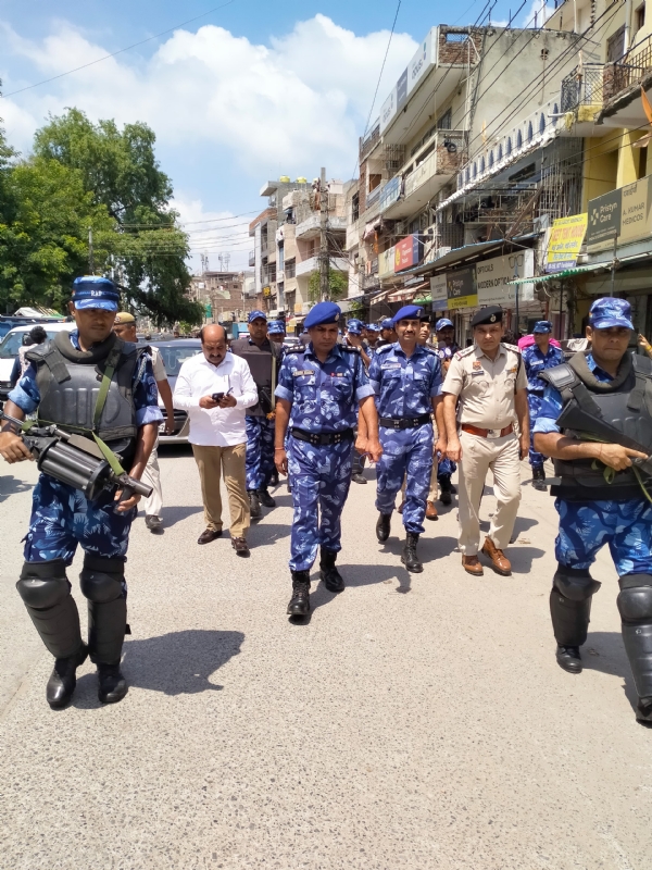 फ्लैग मार्च निकालती रैपिड एक्शन फोर्स की प्लाटून