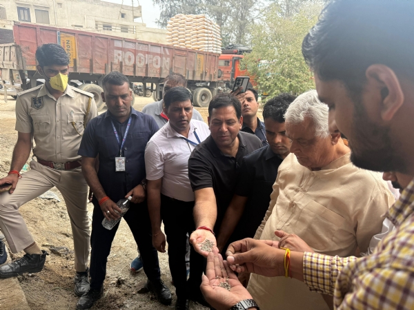 कृषि मंत्री का खाद्य फैक्ट्री पर छापा