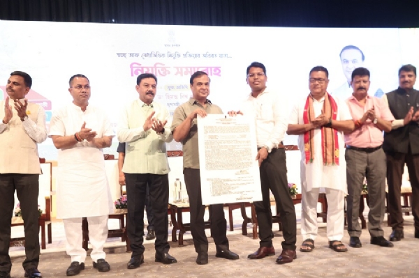 मुख्यमंत्री डॉ हिमंत बिस्व सरमा पशुपालन, पर्यटन और शिक्षा विभागों में 481 नियुक्ति पत्र वितरित करते हुए। मुख्यमंत्री डॉ हिमंत बिस्व सरमा पशुपालन, पर्यटन और शिक्षा विभागों में 481 नियुक्ति पत्र वितरित करते हुए।