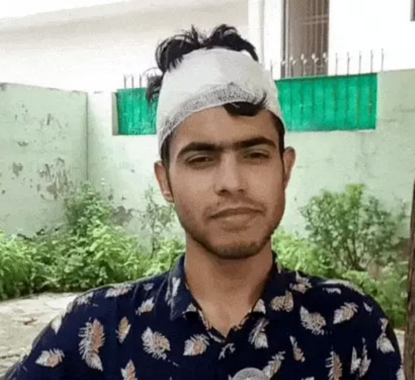 फरीदाबाद स्थित अपने घर में मौजूद छात्र केशव फरीदाबाद स्थित अपने घर में मौजूद छात्र केशव