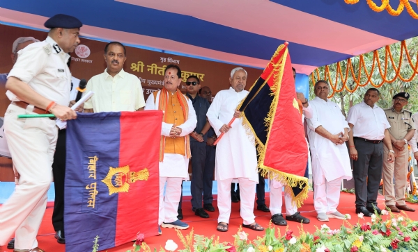 मुख्यमंत्री नीतीश कुमार पुलिस डिपार्टमेंट के 520 पुलिस वान एवं  98  मोटरसाईकिल  का विमोचन के दौरान झंडी दिखाते