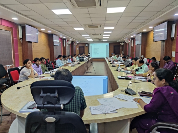 शिक्षा विभाग की मासिक समीक्षा बैठक में शैक्षिक गतिविधियों पर की गई चर्चा