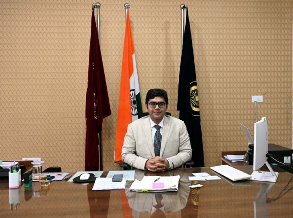 नगर निगम आयुक्त नीरज।