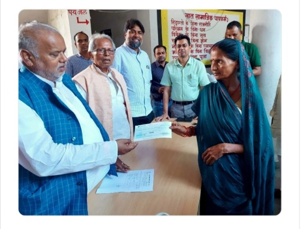 लाभूक को चेक देते मंत्री