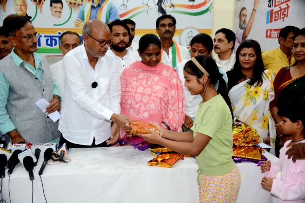 राहुल गांधी के जन्मदिन पर सदाक़त आश्रम में पाठ्य सामग्री  वितरण करते पार्टी  राजेश राम