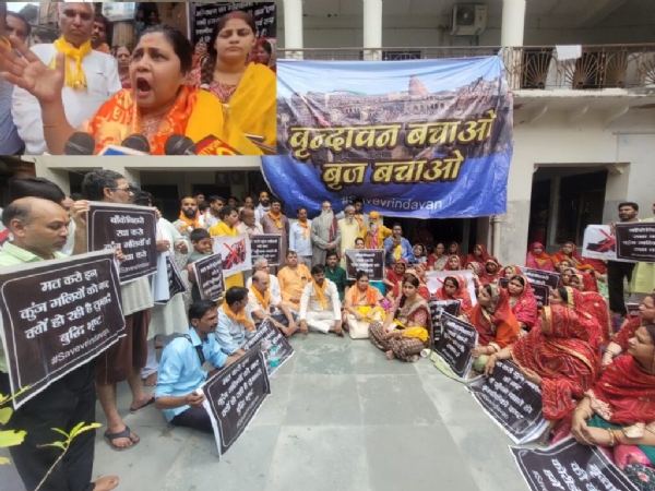 अखिल भारतीय हिंदू महासभा की राष्ट्रीय अध्यक्ष प्रदर्शन करते हुए