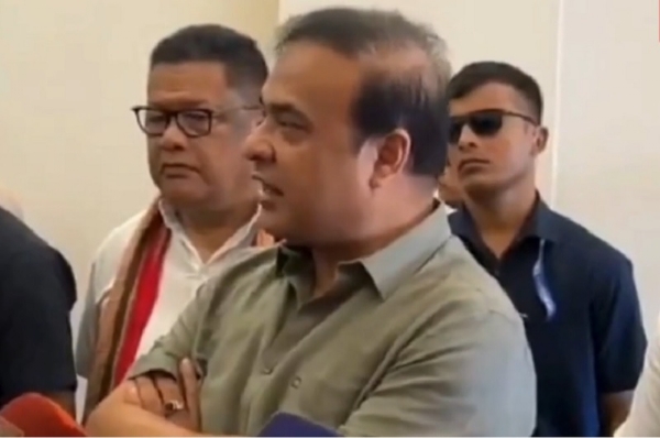 गुवाहाटीः मीडिया कर्मियों से बातचीत करते मुख्यमंत्री डॉ. हिमंत बिस्व सरमा
