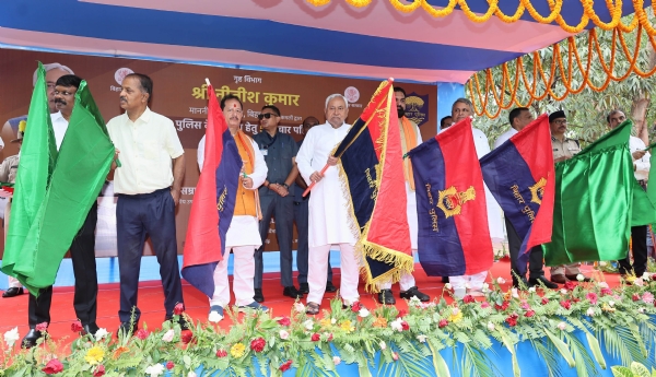 मुख्यमंत्री नीतीश कुमार पुलिस डिपार्टमेंट के 520 पुलिस वान एवं  98  मोटरसाईकिल  का विमोचन के दौरान झंडी दिखाते