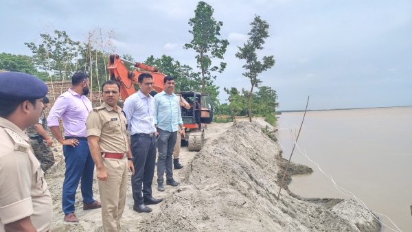 कटाव रोधी कार्य का जायजा लेते डीएम व एसपी