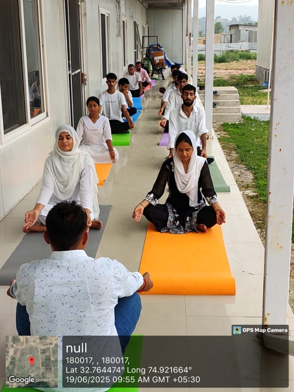 याेग सतर में भाग लेते छातर्