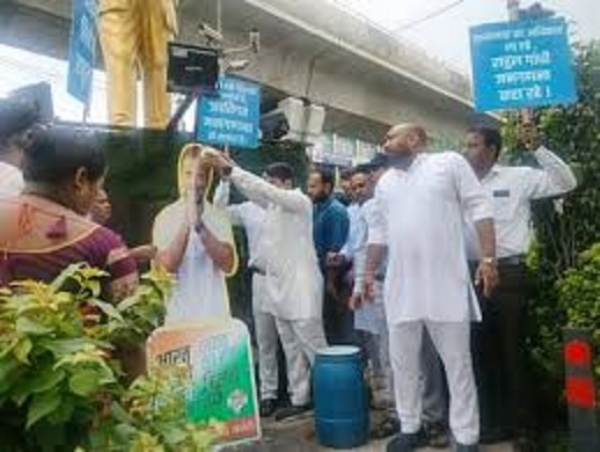 भोपाल में राहुल गांधी के पोस्टर का दूध से अभिषेक
