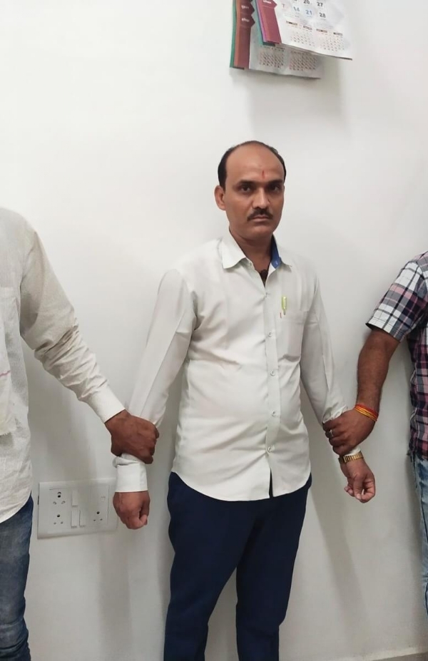 उज्जैन लोकायुक्त ने sdm के बाबू को पकड़ा 5 हजार की रिश्वत लेते उज्जैन लोकायुक्त ने sdm के बाबू को पकड़ा 5 हजार की रिश्वत लेते