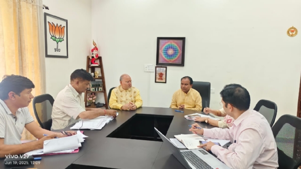 मंत्री धन सिंह रावत विभागीय अधिकारियों के साथ बैठक करते ।