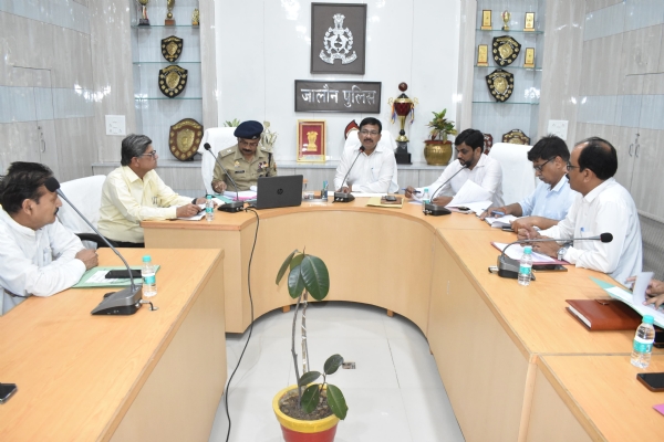 बैठक लेते जिलाधिकारी