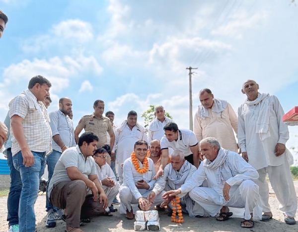 नारियल फोड़कर रोड के निर्माण कार्य का शुभारंभ करते  विधायक राजेश जून।