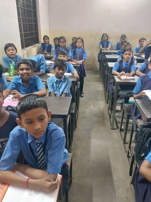 स्‍कूली बच्‍चे क्‍लास रुम में पढ़ाई करते हुए