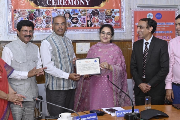 संगोष्ठी के विजेताओं को सम्मानित करते हुए।