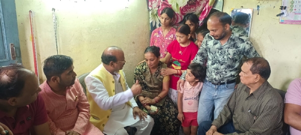 मंत्री दिलीप जायसवाल पीडित के परिजनाे से मिलते