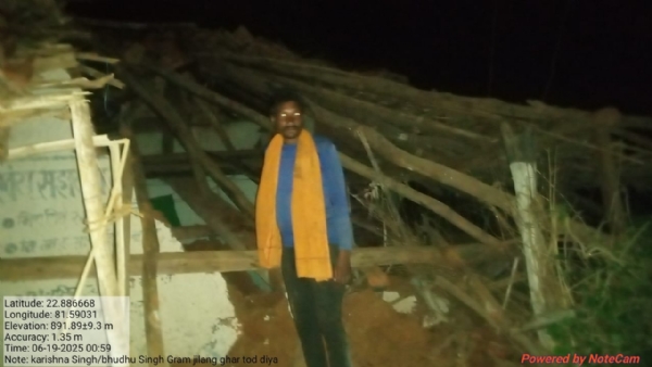 ग्रामीणों का तोड़ा घर