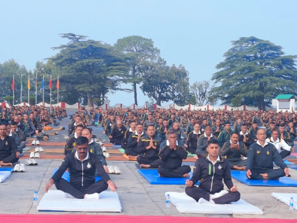 गढ़वाल राइफल रेजीमेंटल केंद्र में योगाभ्यास करते सैन्य अधिकारी व जवान
