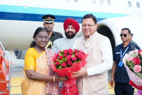 राष्ट्रपति का पुष्पगुच्छ भेंट कर स्वागत करते राज्यपाल व मुख्यमंत्री।
