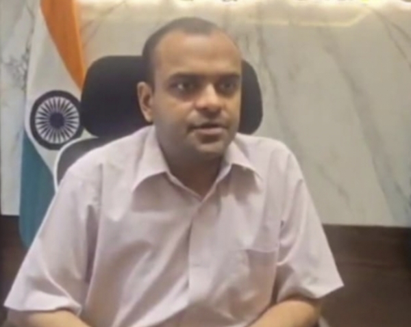 हरिद्वार के जिलाधिकारी मयूर दीक्षित ईरान में फंसे नागरिकों को लेकर जानकारी देते हुए। उन्होंने कहा कि सभी प्रभावितों का डाटा गृह मंत्रालय को भेजा जाएगा।