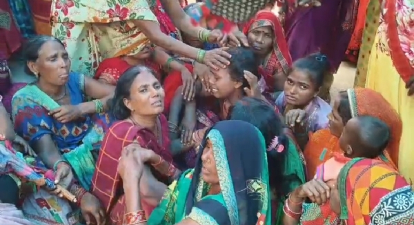 मृतक की नव विवाहित पत्नी विलाप करते हुए