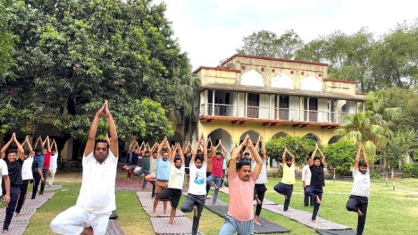 योग करते इविवि के छात्र