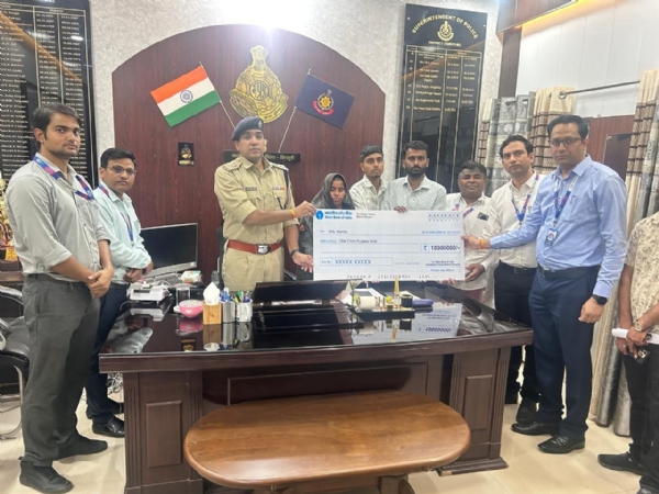 एक करोड़ का चेक पुलिस अधीक्षक ने मृतक आरक्षक के परिवारजनों को सौंपा
