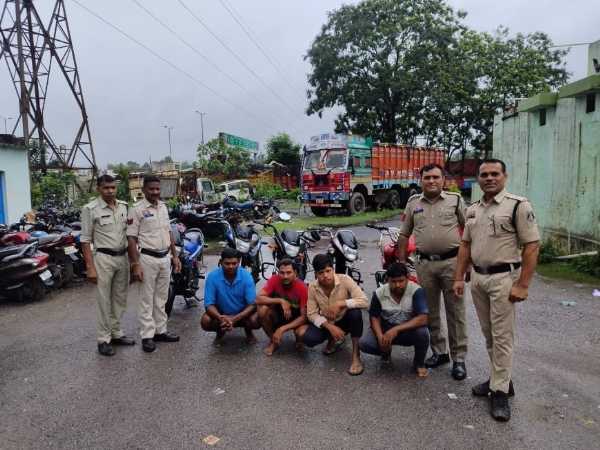 पुलिस के गिरफ्त में आरोपीगण