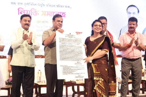 বিভিন্ন বিভাগৰ ৪৮১ গৰাকী প্ৰাৰ্থীক নিযুক্তি পত্ৰ প্ৰদান কৰি মুখ্যমন্ত্ৰী। লগতে মন্ত্ৰী ৰঞ্জিত দাস আৰু মন্ত্ৰী ড° ৰানোজ পেগু
