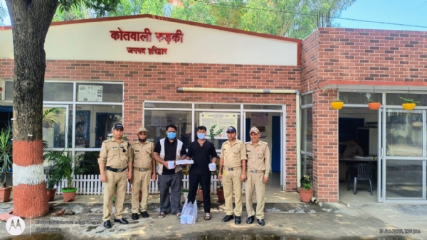 रुड़की पुलिस द्वारा पकड़े गए अभियुक्तों के साथ बरामद 210 किलो गौवंशीय मांस व उपकरण।