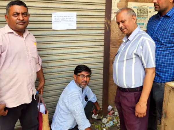 सीलिंग की कार्रवाई करते निगम कर्मचारी