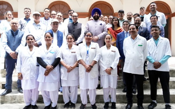नैनीताल राजभवन में आयोजित स्वास्थ्य शिविर के प्रतिभागी चिकित्सक एवं चिकित्सा कर्मी।