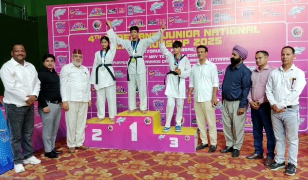 स्वर्ण पदक जीतने वाली रिया को सम्मानित करते आयोजक।