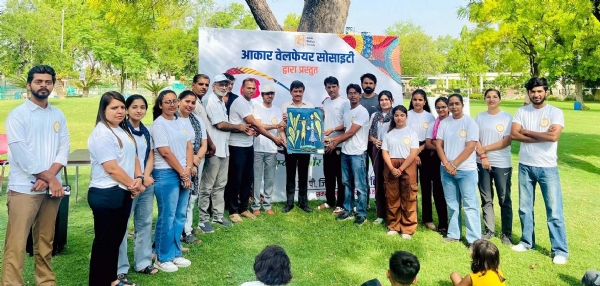 मुख्य अति​थि का स्वागत करते आयोजक।