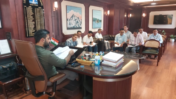 बैठक करते डीसी ऊना।