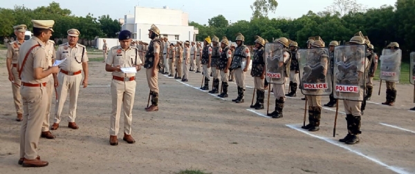 फतेहाबाद। परेड का निरीक्षण करते एसपी सिद्धांत जैन।