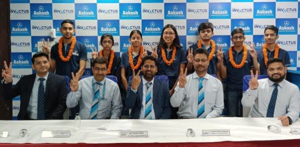 जेईई एडवांस में सफलता हासिल करने वाले छात्र।