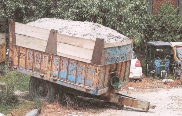 सोनीपत: पुलिस  द्वारा जब्त की गई ट्रॉली मुरथल थाने में