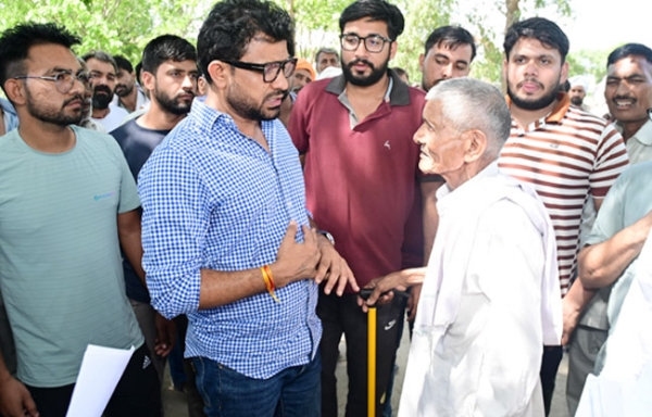 सोनीपत: कैंप कार्यालय में विधायक देवेंद्र कादियान लोगों की समस्याओं को सुनते हुए।