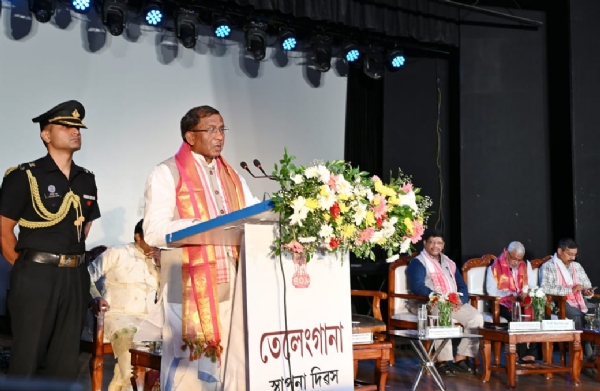 तेलंगाना स्थापना दिवस पर असम राजभवन के तत्वावधान में आयोजित सांस्कृतिक एकता के उत्सव में राज्यपाल लक्ष्मण प्रसाद आचार्य।