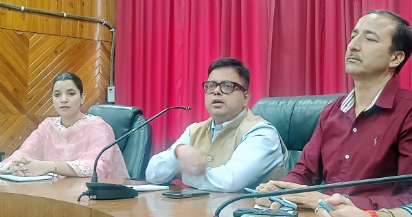 पत्रकारों से वार्ता करते सूचना एवं लोक संपर्क विभाग के संयुक्त निदेशक नितिन उपाध्याय।