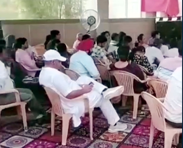 यूनिवर्सिटी के दीक्षांत समारोह में अव्यवस्थाएं हावी, जिन्हें डिग्री मिलनी थीं उन्हें साइकिल स्टैंड में लगी कुर्सियाें पर बिठाया