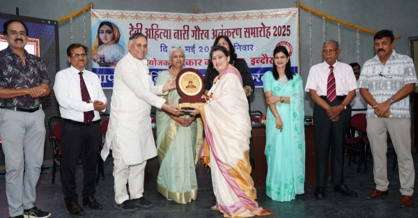 डा. नलिनी भार्गव को देवी अहिल्या नारी गौरव अलंकरण से सम्मानित करते अतिथि।