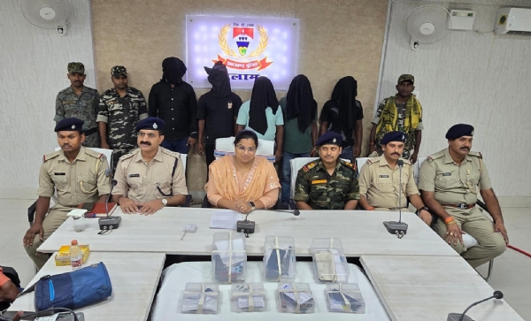 गिरफ्तार अपराधी एवं बरामद हथियार व जानकारी देती एसपी रीष्मा रमेशन