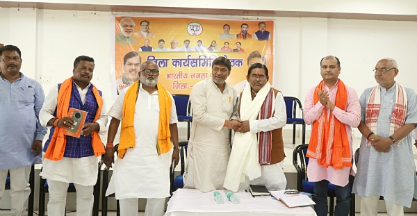बैठक में शामिल भाजपाई