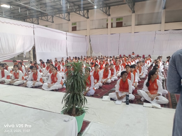 प्रशिक्षण वर्ग में विद्वान वक्ताओं के विचार विचार सुनती बहनें।