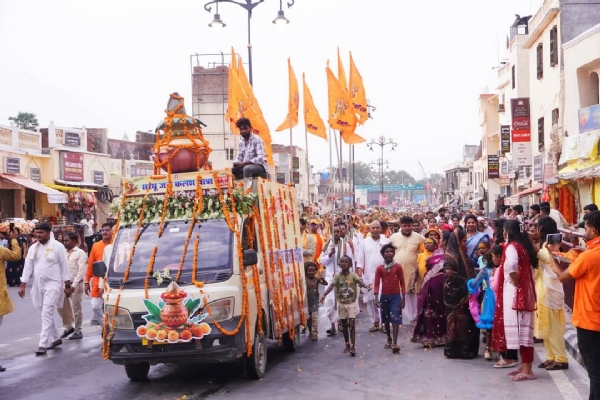 अनुष्ठान का शुभारंभ  सरयू तट से जल कलश यात्रा
