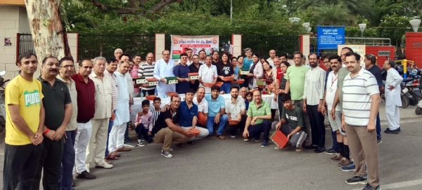 पक्षियों के लिए सकोरे व आशियाने वितरित करते अखिल भारतीय सेवा संघ के पदाधिकारी।